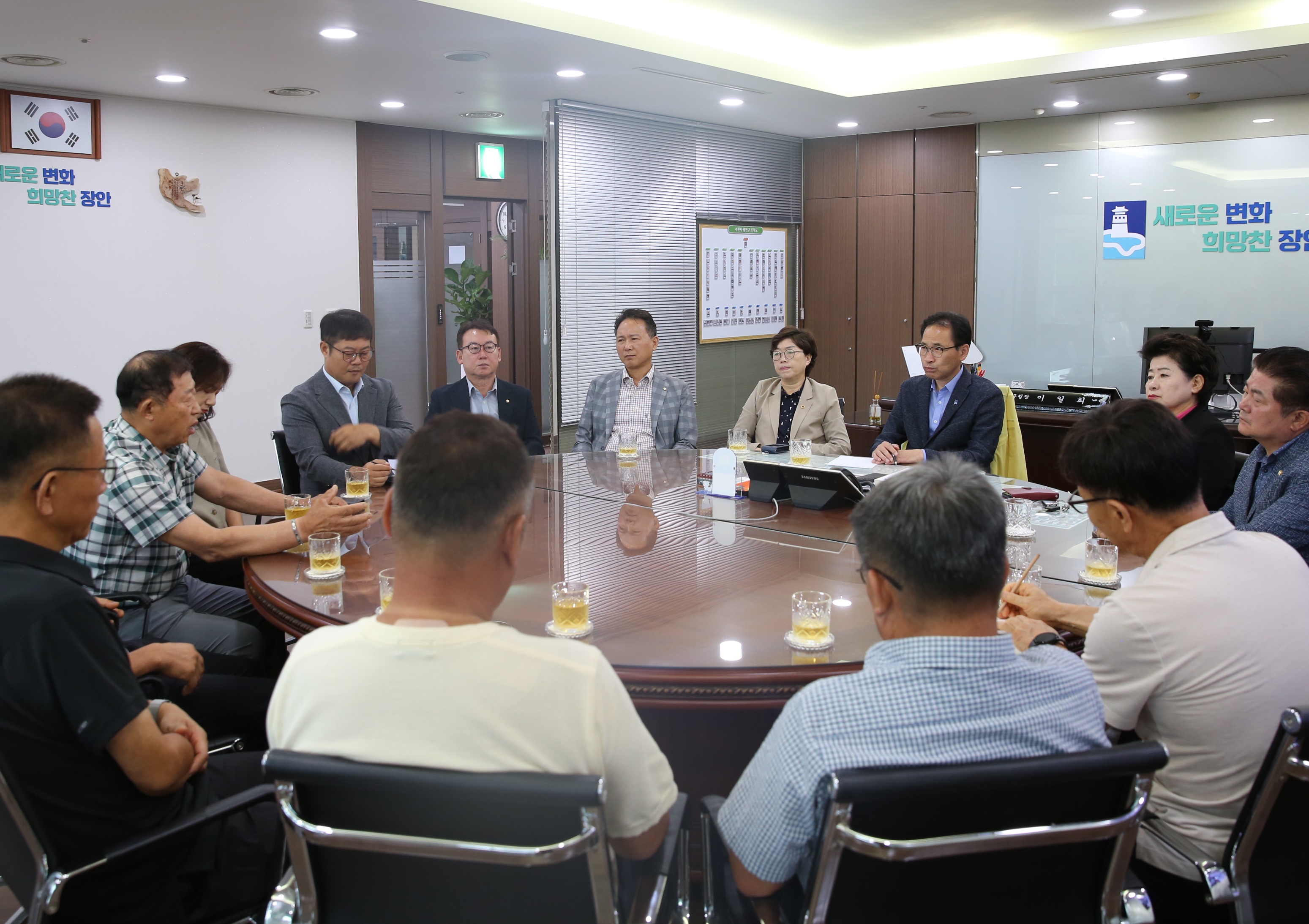수해복구 성금 전달5번 사진